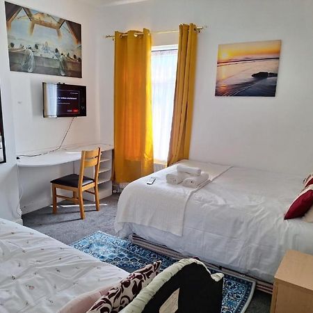 Stoke-on-Trent 12 Cornwallis Lodge Family Room 1 מראה חיצוני תמונה
