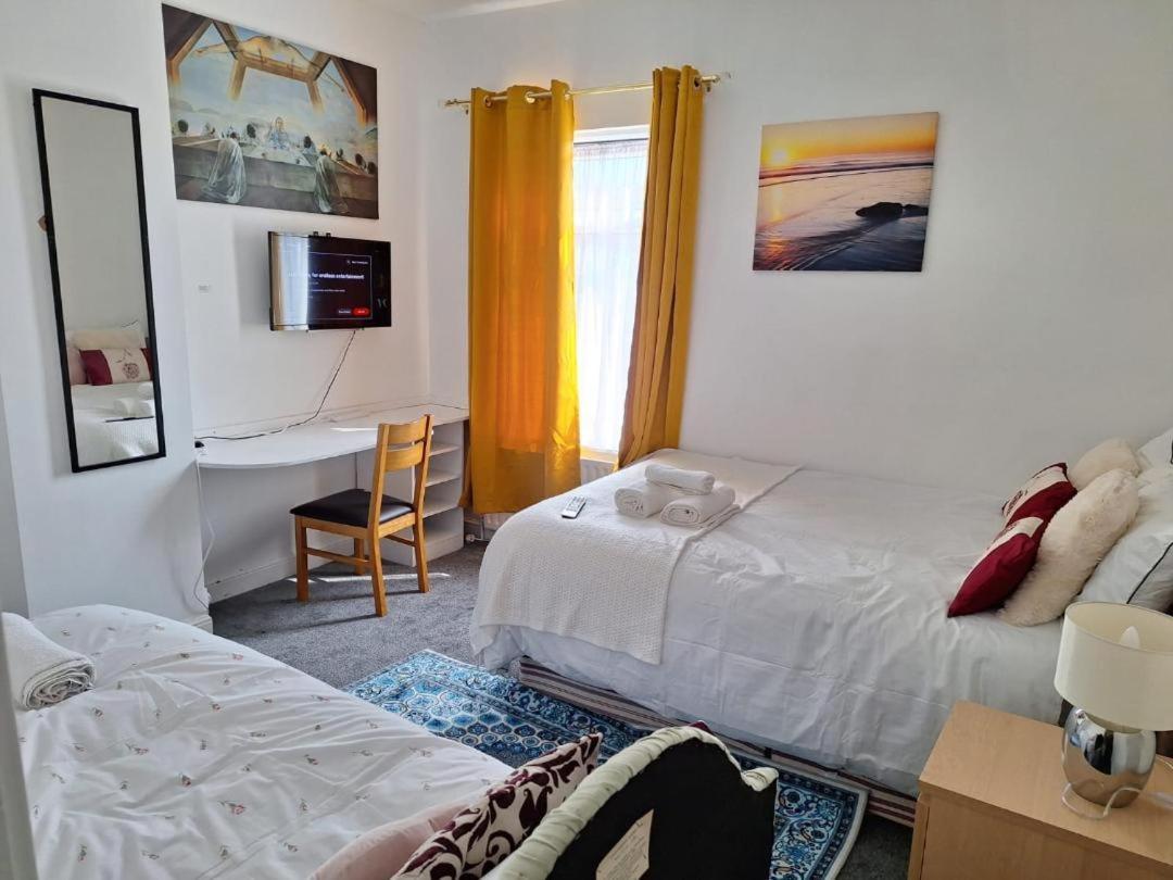 Stoke-on-Trent 12 Cornwallis Lodge Family Room 1 מראה חיצוני תמונה