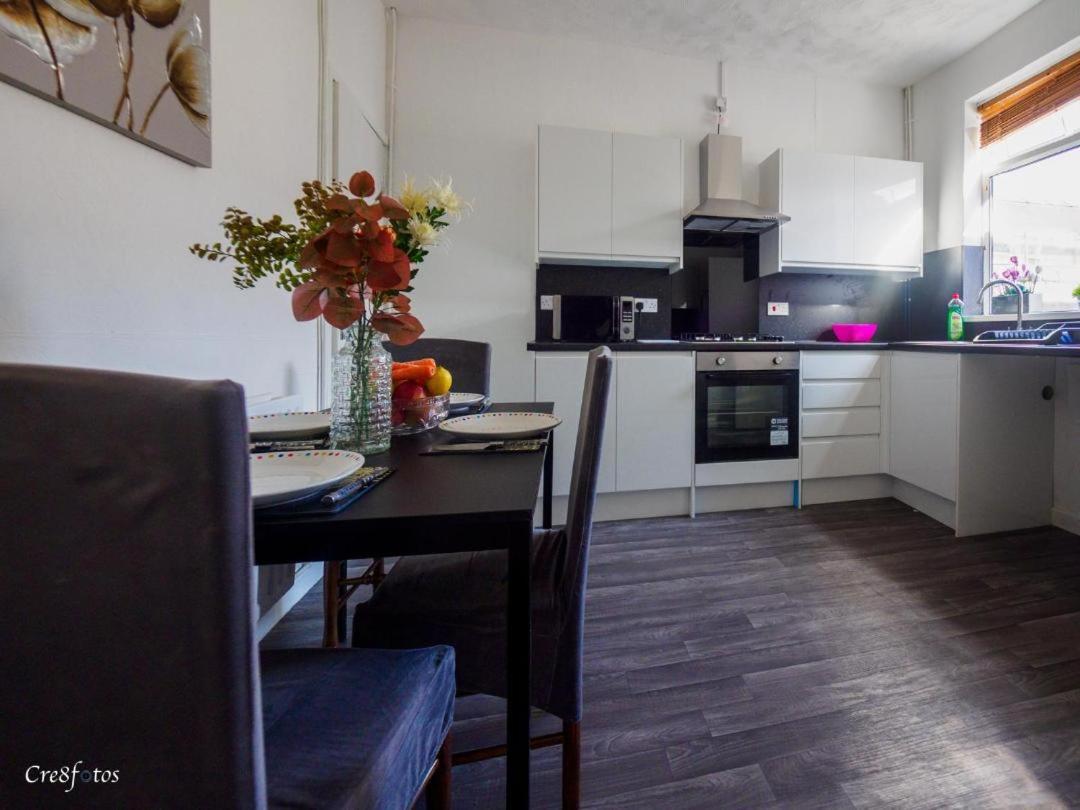 Stoke-on-Trent 12 Cornwallis Lodge Family Room 1 מראה חיצוני תמונה