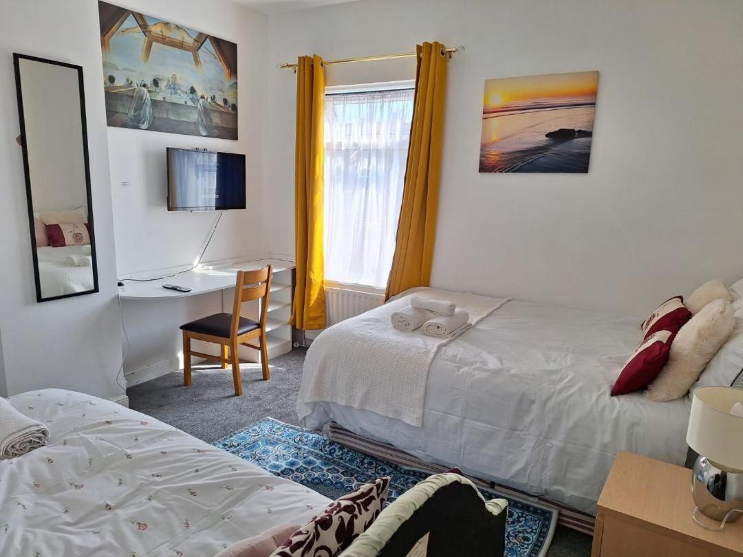 Stoke-on-Trent 12 Cornwallis Lodge Family Room 1 מראה חיצוני תמונה